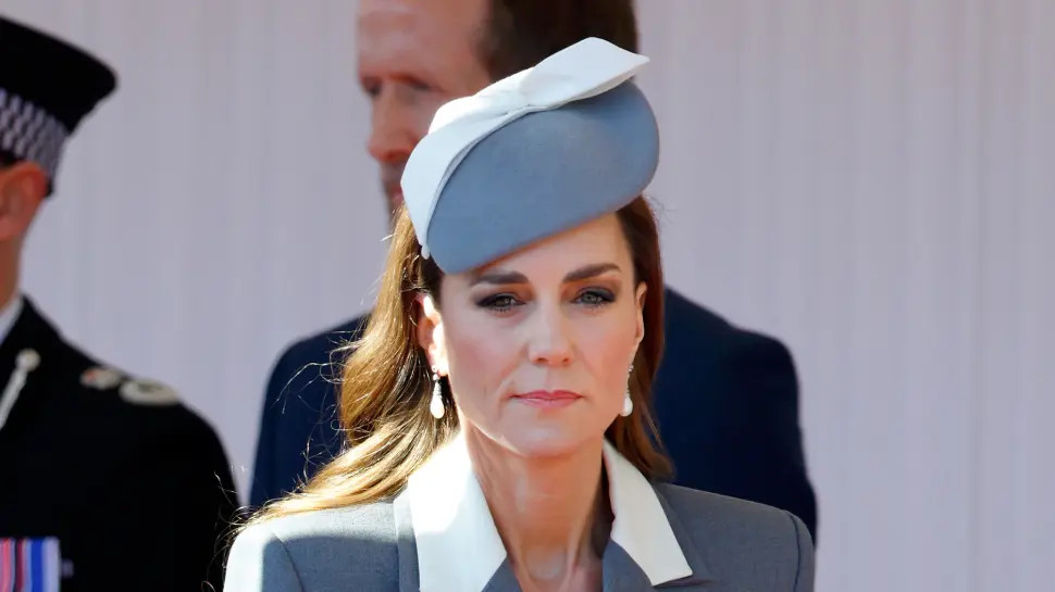 הנסיך וויליאם ידע? הקשר המשפחתי המפתיע של קייט מידלטון נחשף הם גדלו לאותה משפחה - אבל לא תמיד ידענו לחבר ביניהם: מהקשר בין אמה וג’וליה רוברטס, דרך מת’יו פרי והאב החורג המפורסם, ועד החיבור המפתיע לבית המלוכה. אלו החיבורים המשפחתיים הכי לא צפויים בתעשייה