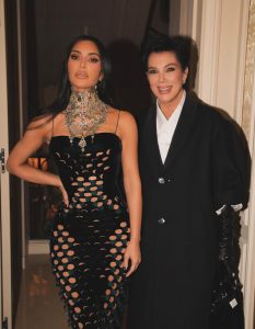 ההליך המקורי והפתוח לציבור כולל האשמות מטלטלות משני הצדדים. קים וקריס תבעו את ריי ג'יי בגין הוצאת דיבה, לאחר שזה טען כי השתיים נחקרות באשמת סחיטה באיומים. ג'יי אף הגדיל לעשות וטען כי הן ביצעו עבירות "חמורות יותר מאלו שיוחסו לפי דידי". קריס, שלא נשארה חייבת, הגישה לאחרונה תצהיר בו כינתה את דבריו "האשמות שערורייתיות ולא נכונות", ותיארה איך ג'יי הפך את חייה של קים "לגיהינום במשך שני עשורים"